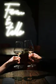 Bild: zwei Hände mit je einem Glas Wein in einer Bar, Quelle: pexels