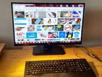 Bild: Blick auf einen Computerbildschirm mit vielen offenen kleinen Fenstern