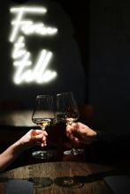 Bild: zwei Hände mit je einem Glas Wein in einer Bar, Quelle: pexels